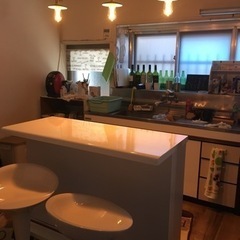 お洒落なキッチンカウンターと昇降式の椅子2ヶとアンティークな照明...