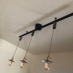 お洒落なキッチンカウンターと昇降式の椅子2ヶとアンティークな照明17、18日限定❗️