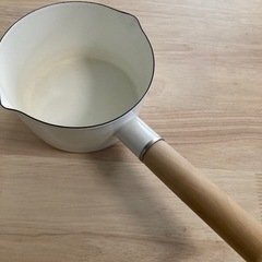 白の琺瑯のミルクパン