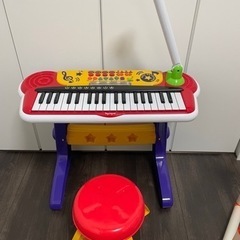 おもちゃのピアノ、マイク付きなので弾き語りできます
