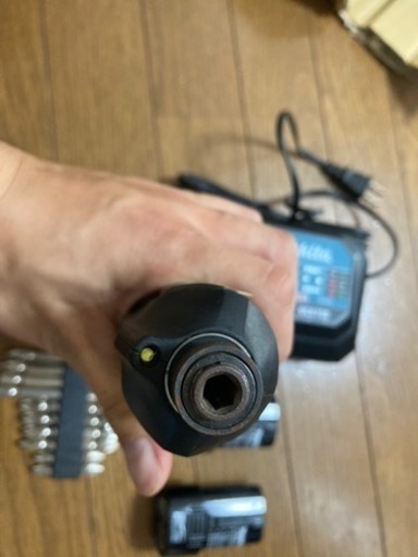 Amazon | マキタ ペン型インパクトドライバTD022(7.2V)黒 トルク25Nm 