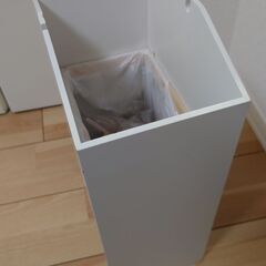 白色の木製のゴミ箱