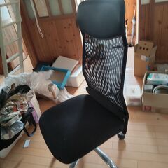 使い古したコンピュータ用椅子。　引っ越しのため処分します。