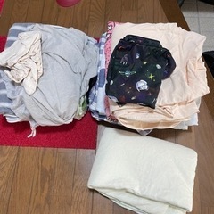 大量の布団カバー、枕、シーツ