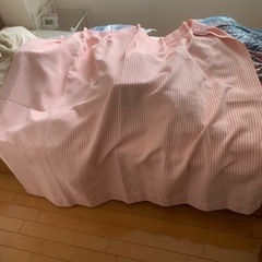 ピンクのカーテン美品です。