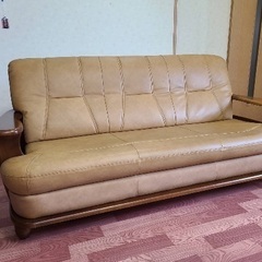 しっかりした作りのソファーです。