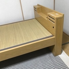【美品】木製　畳　シングルベッドフレーム　コンセント付き