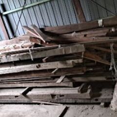 廃材と伐採した木材