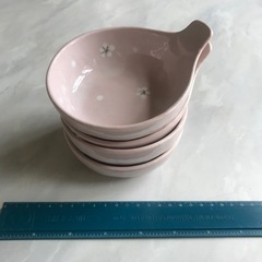 ピンクの小皿4個で