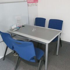 会議室の机(小)・椅子4つ※事務所の中まで来ていただき引き取りに...