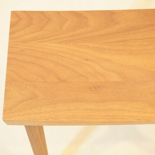 karimoku(カリモク家具)のXT0346ME スツールです。ウォールナット無垢材を使用したコンパクトな木製椅子。ナチュラルな質感は北欧スタイルやカフェ風のインテリアにおススメです♪ DH137