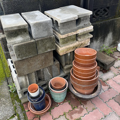 コンクリートブロックと植木鉢