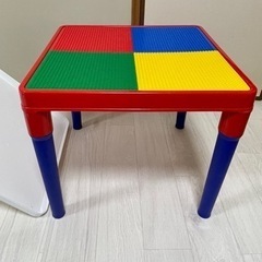 LEGO使用可能の机です。