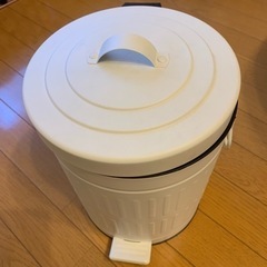 ペダル式ゴミ箱　ホワイト