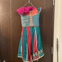 インド服⑤ 深緑と赤のドレスタイプ　ヘソ出し　低学年向き