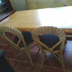 ダイニングテーブルと藤の椅子３脚