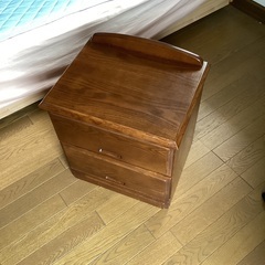 純木製　ベッドサイドテーブル　チェスト