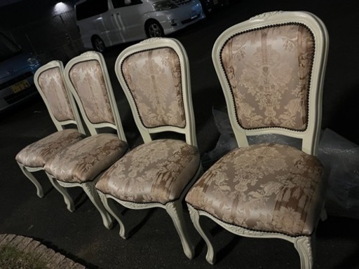 椅子4つ