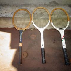 古いテニスラケット3本（但し硬式か軟式か不明）