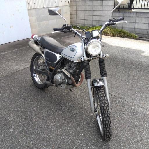 ヤマハブロンコ225ccです色はシルバーでマフラー変えてますタンクヘコミあります