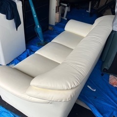 白い3人掛けソファ