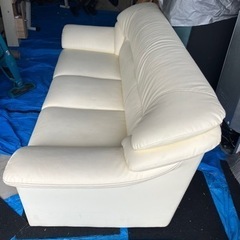 白い3人掛けソファ