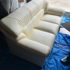 白い3人掛けソファ