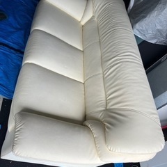 白い3人掛けソファ