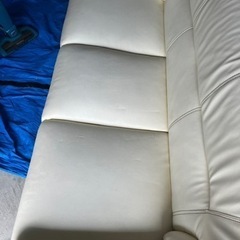 白い3人掛けソファ