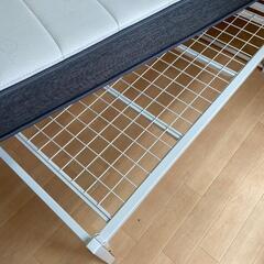 ダブルベッドのフレーム、マットレス