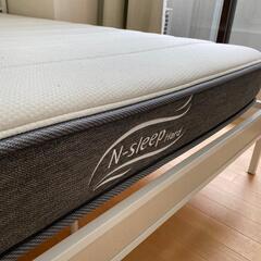 ダブルベッドのフレーム、マットレス