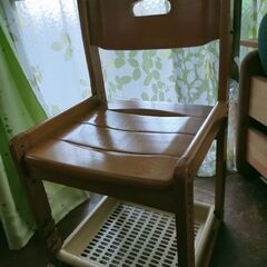 子供用の椅子1脚とチェスト