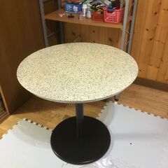 大理石風の丸テーブル