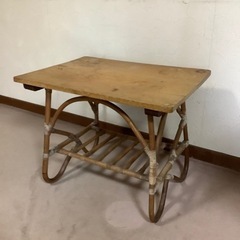 籐製のテーブル