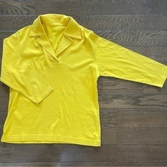黄色シャツ