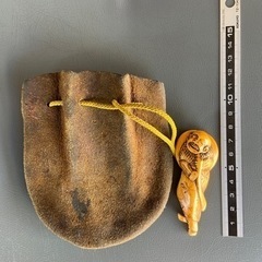 根付　骨董   置物 古美術 布袋骨董品 茶道具　縁起物  レトロ アンティーク 骨董 アンティーク 根付（ねつけ）と牛革袋