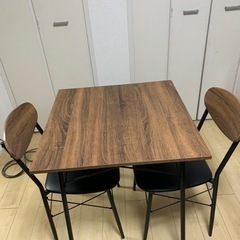 正方形テーブル、椅子2脚