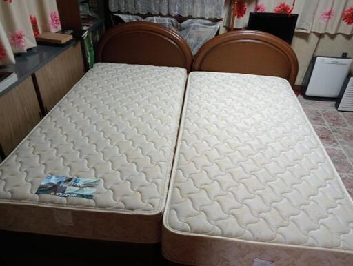 シングルベッド2つセット6000円。並べるとキングサイズ