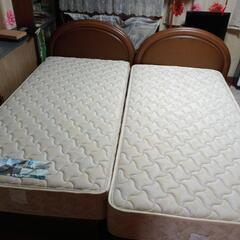 シングルベッド2つセット6000円。並べるとキングサイズ
