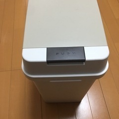 新品ゴミ箱20L、ナフコで購入。