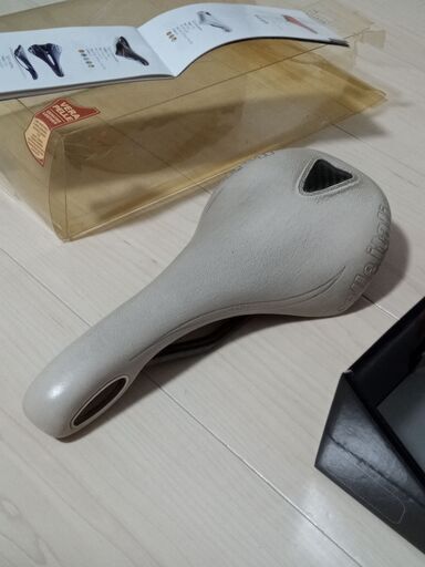 セライタリア　Flite Kit Carbonio サドル　化粧箱　説明書