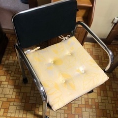 【無料】椅子　4脚　キャスター付き