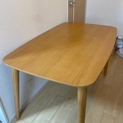 シンプルな北欧風デザインのダイニングテーブル