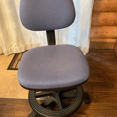 座面の高さや背もたれ角度が調整可能な椅子