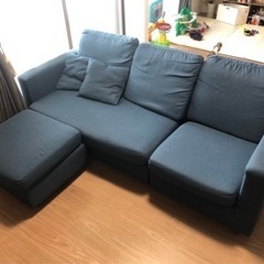 3人掛けソファと本棚