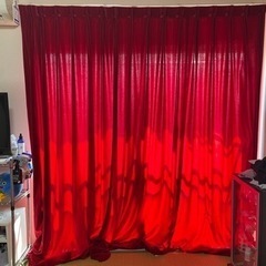 ベルベット生地の赤いカーテン