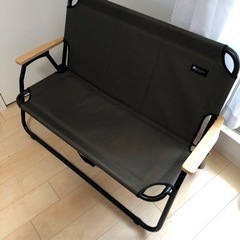 LOGOS キャンピングチェア　キャンプ用椅子　折りたたみ椅子  キャンプ用品ブランドのLOGOSのキャンピングチェアです。 　 大人が二人掛けできるサイズですが、折り畳みもでき軽くて便利です。  付属のカバーを掛けてソファ風にしても、そのままでも使えます。
