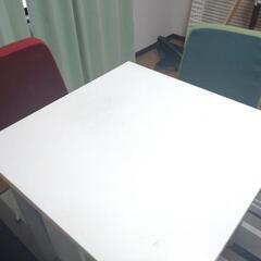 正方形テーブル　椅子２脚