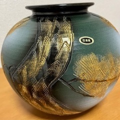 【新品 信楽焼】金彩松彫丸花瓶8号