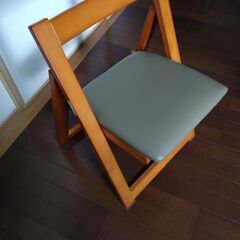 木製の折りたたみ椅子4脚